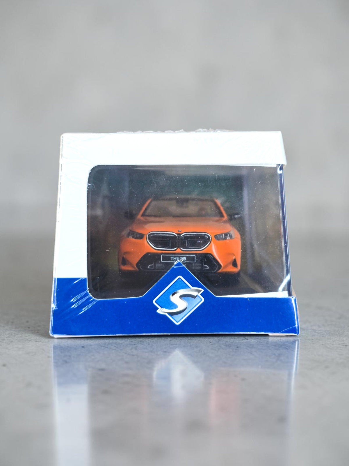 Solido BMW M5 Sedan 2024 Fire Orange III 1/43 S4317552 – Neuve Scellée