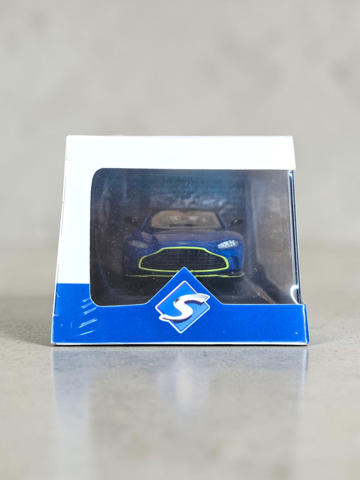 Solido Aston Martin V12 Vantage 2023 Blue Yellow 1/43 S4314103 – Neuve Scellée