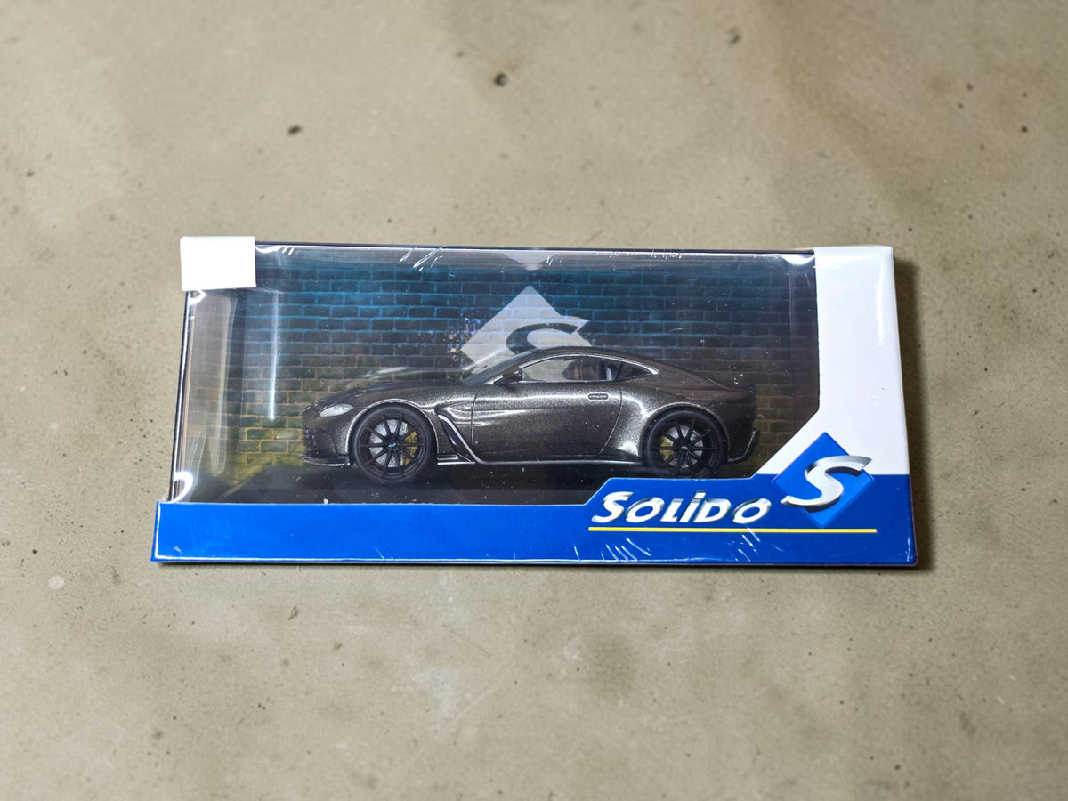 Solido Aston Martin V12 Vantage 2023 Cumberland Grey 1/43 S4314102 – Neuve Scellée