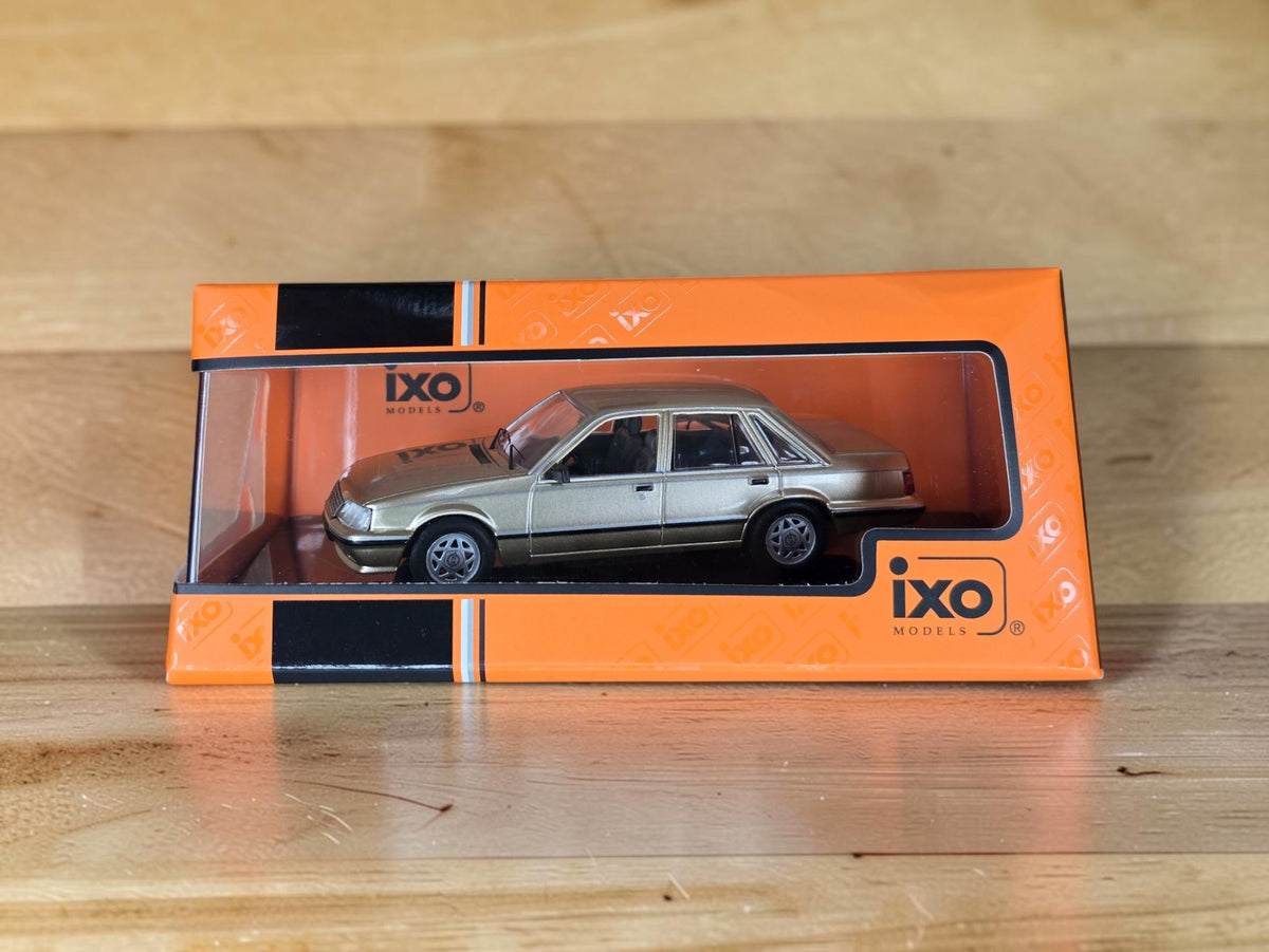 IXO Opel Senator A2 1983 Beige métallisé 1/43 CLC521N.22 – Neuve