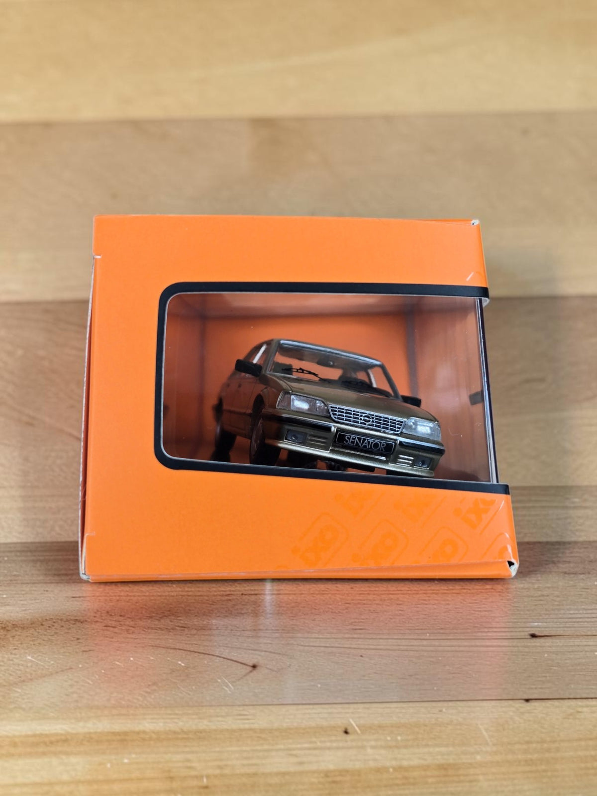 IXO Opel Senator A2 1983 Beige métallisé 1/43 CLC521N.22 – Neuve