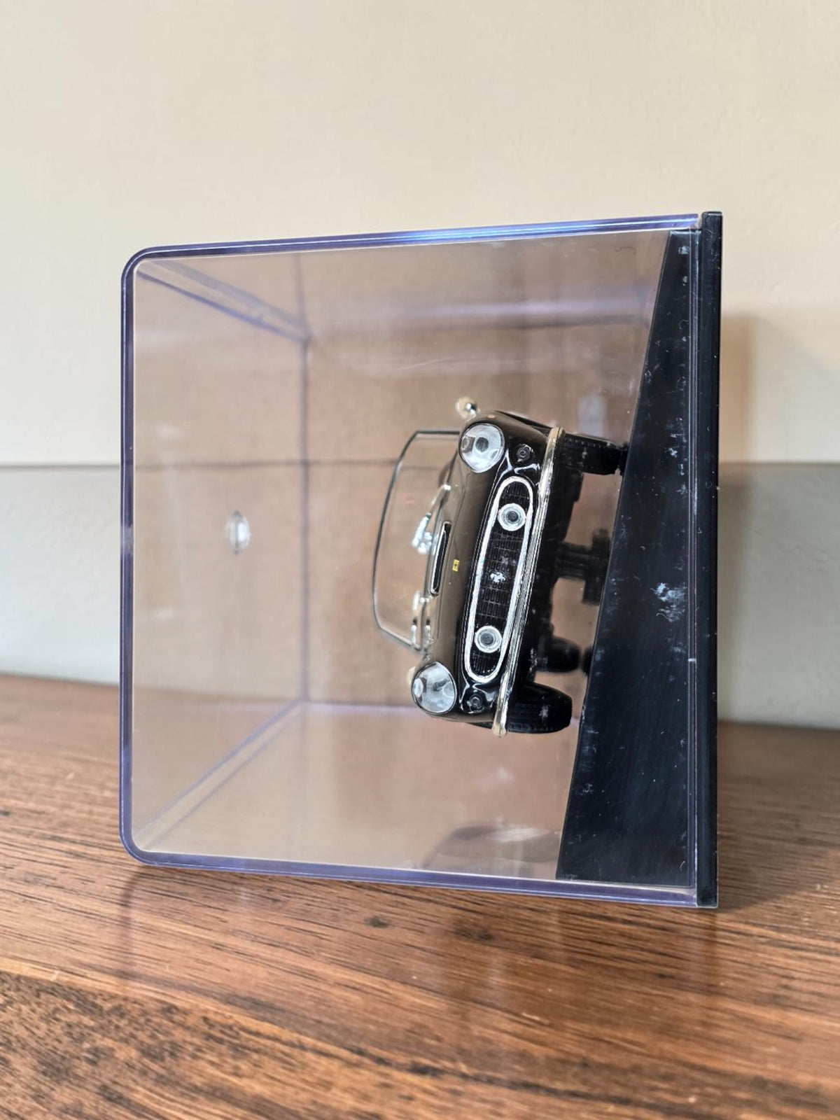 Ferrari 250 GT California noire miniature 1/43 avec vitrine