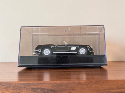Ferrari 250 GT California noire miniature 1/43 avec vitrine