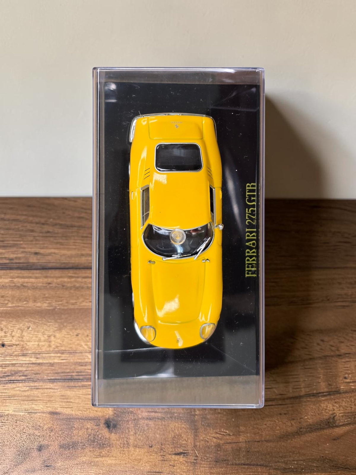 Ferrari 275 GTB jaune miniature 1/43 avec vitrine