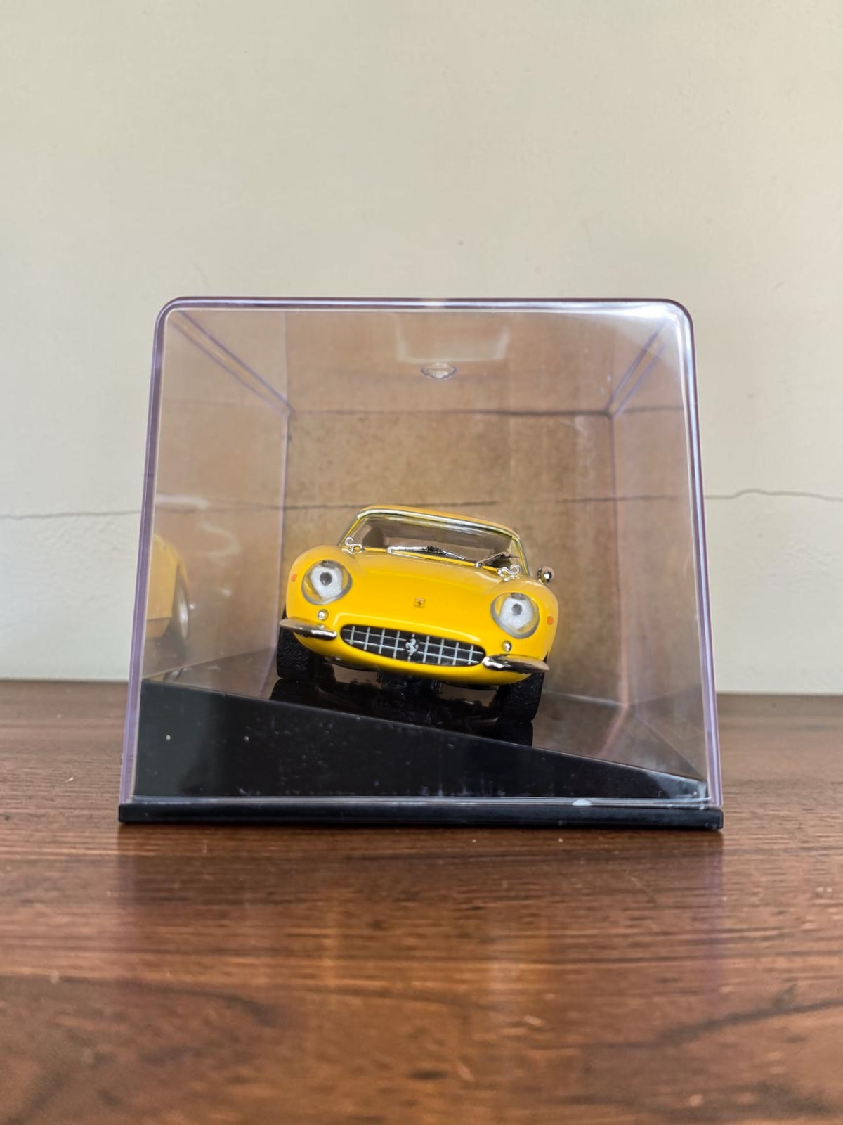Ferrari 275 GTB jaune miniature 1/43 avec vitrine