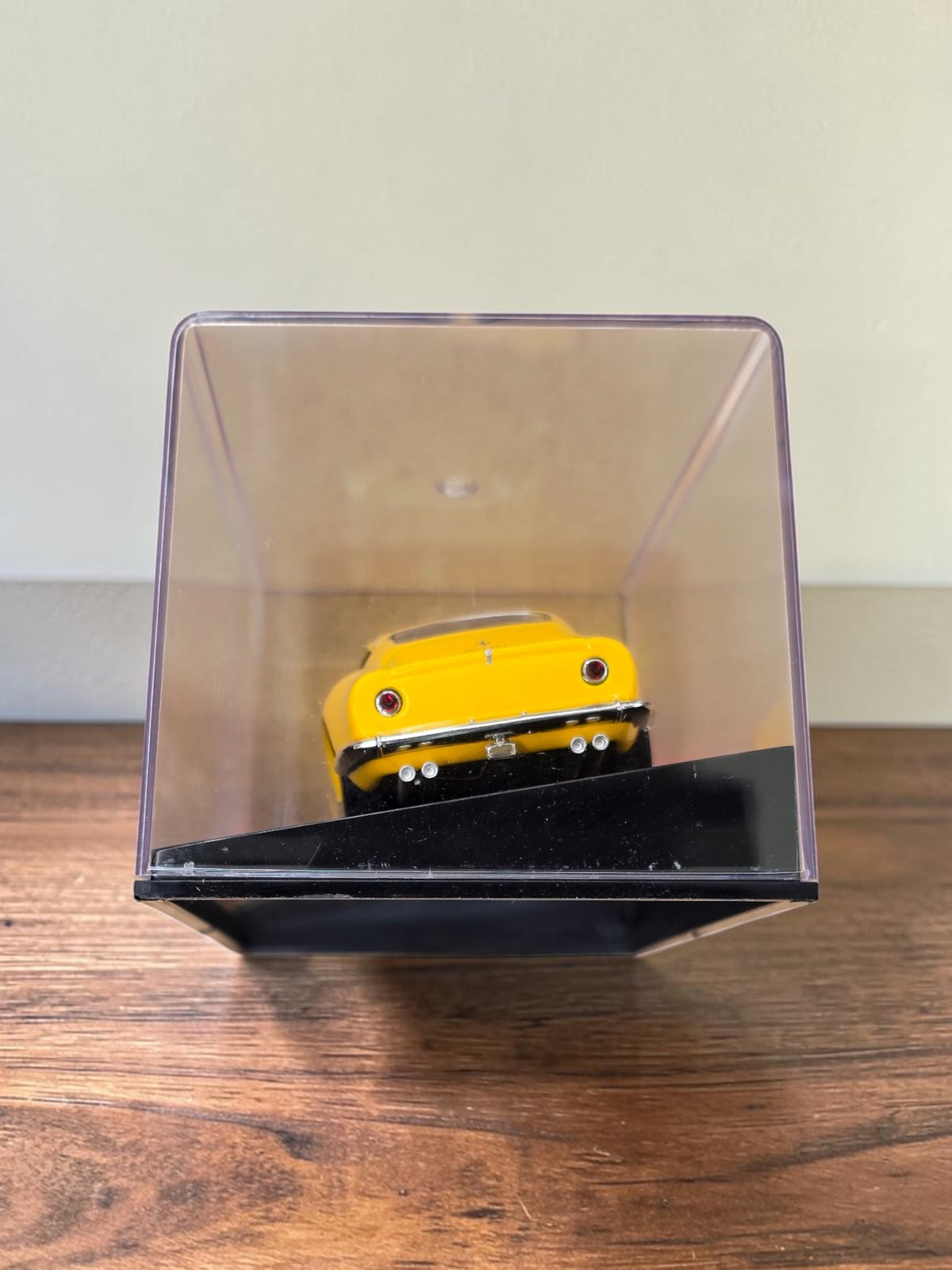 Ferrari 275 GTB jaune miniature 1/43 avec vitrine