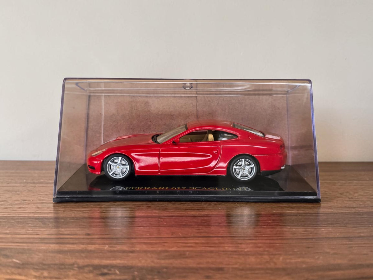 Ferrari 612 Scaglietti rouge miniature de collection avec vitrine