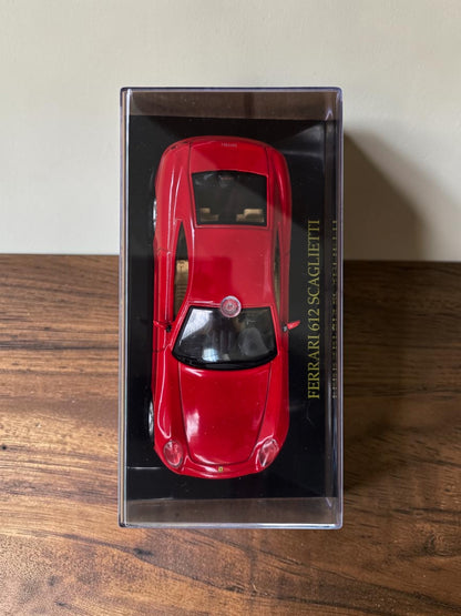 Ferrari 612 Scaglietti rouge miniature de collection avec vitrine