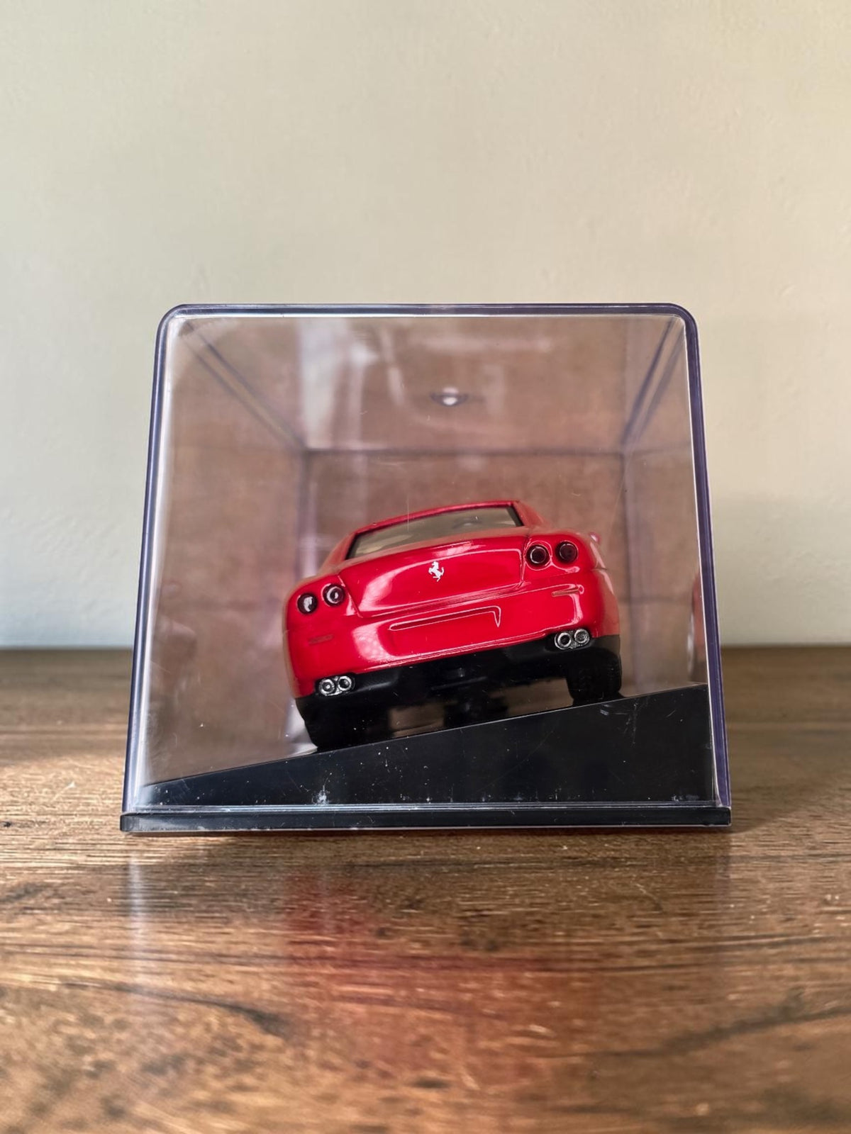 Ferrari 612 Scaglietti rouge miniature de collection avec vitrine