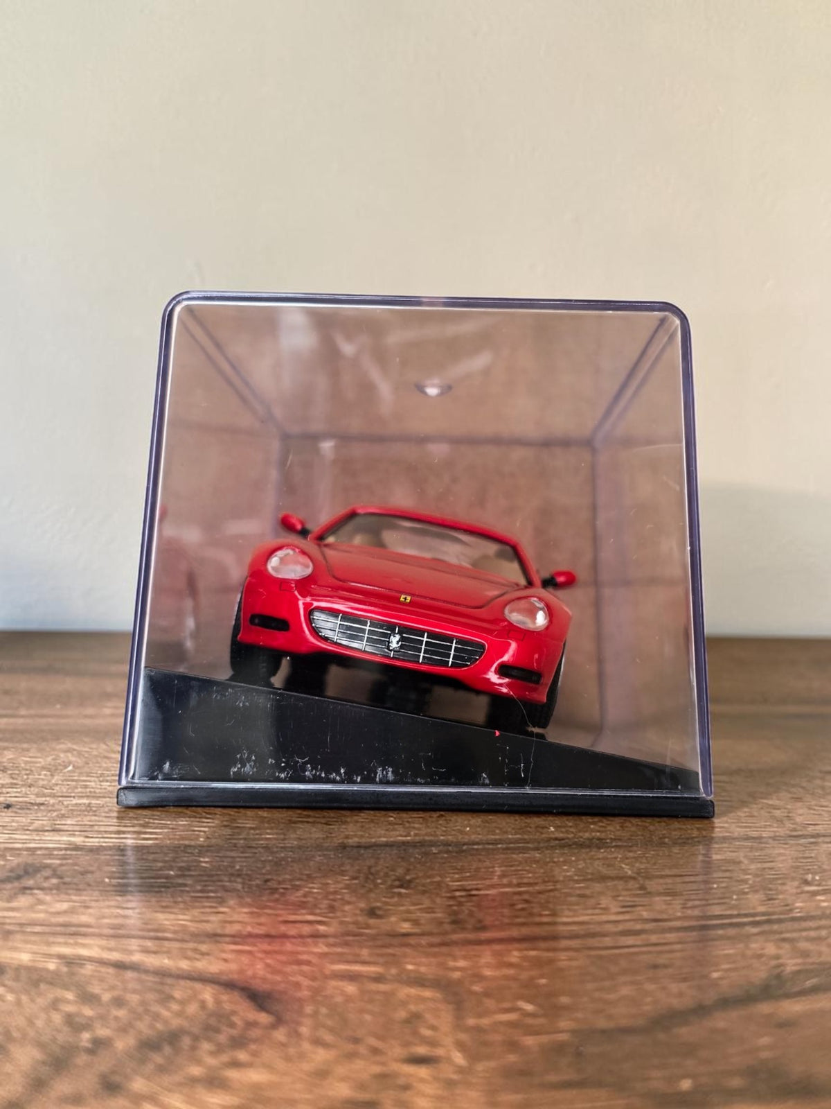 Ferrari 612 Scaglietti rouge miniature de collection avec vitrine