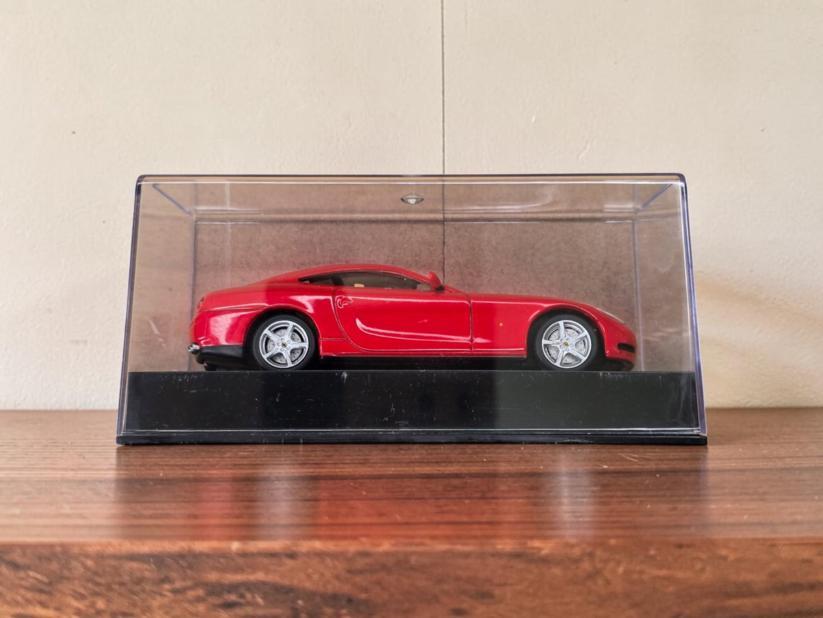 Ferrari 612 Scaglietti rouge miniature de collection avec vitrine